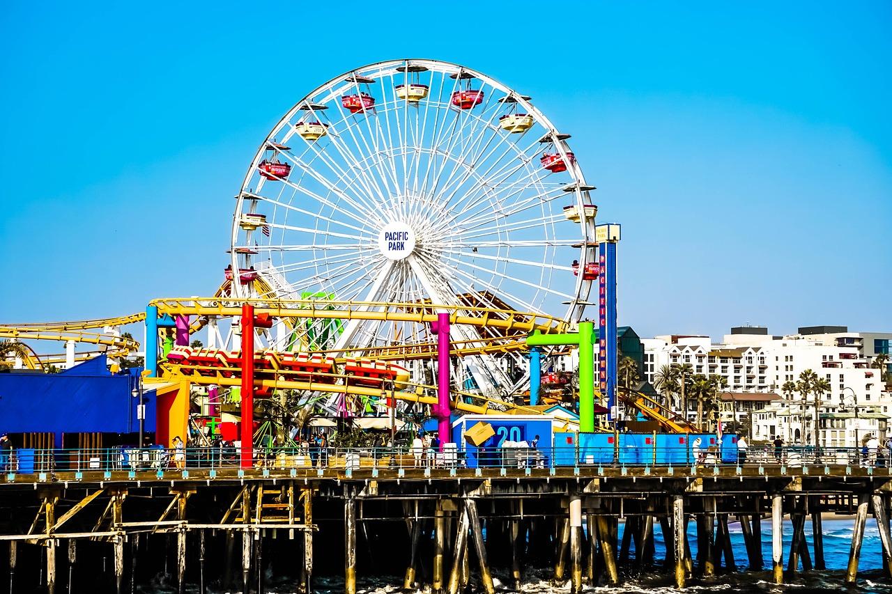 Krajobraz plaży Santa Monica zachęcający do podróży