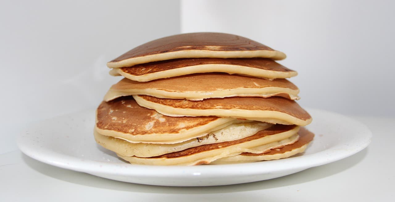 Słodkie crepes sprzedawane na ulicy w Paryżu