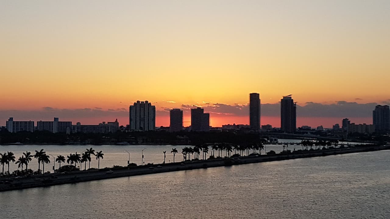 Miami: jak dojechać i gdzie spać — przejrzysty plan?