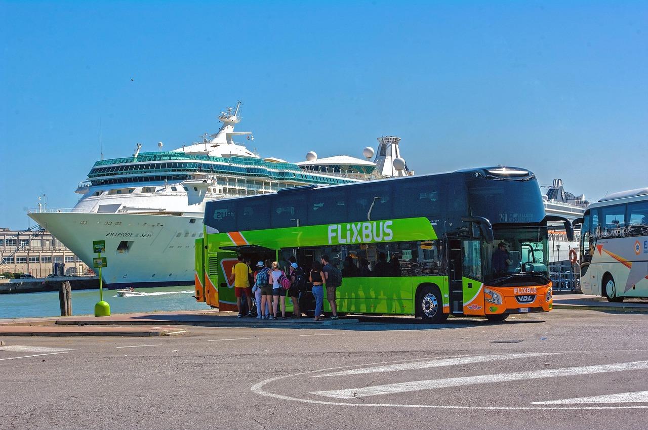FlixBus na przystanku