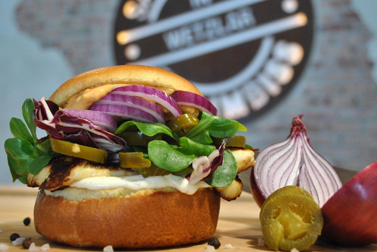 Souvlaki i grillowany ser halloumi