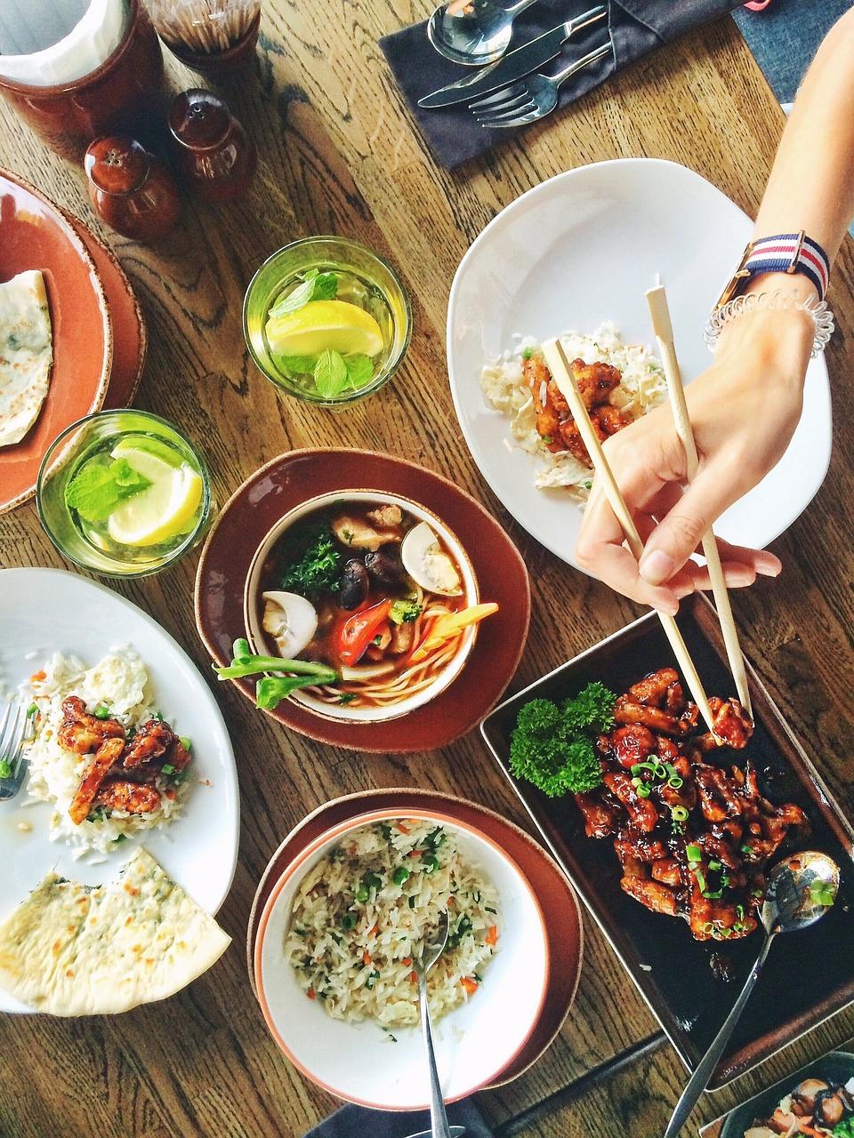 Typowe lokalne danie podane w restauracji