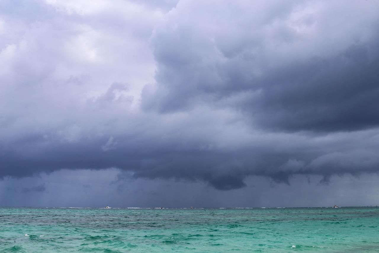 Tropikalna plaża z palmami i turkusową wodą