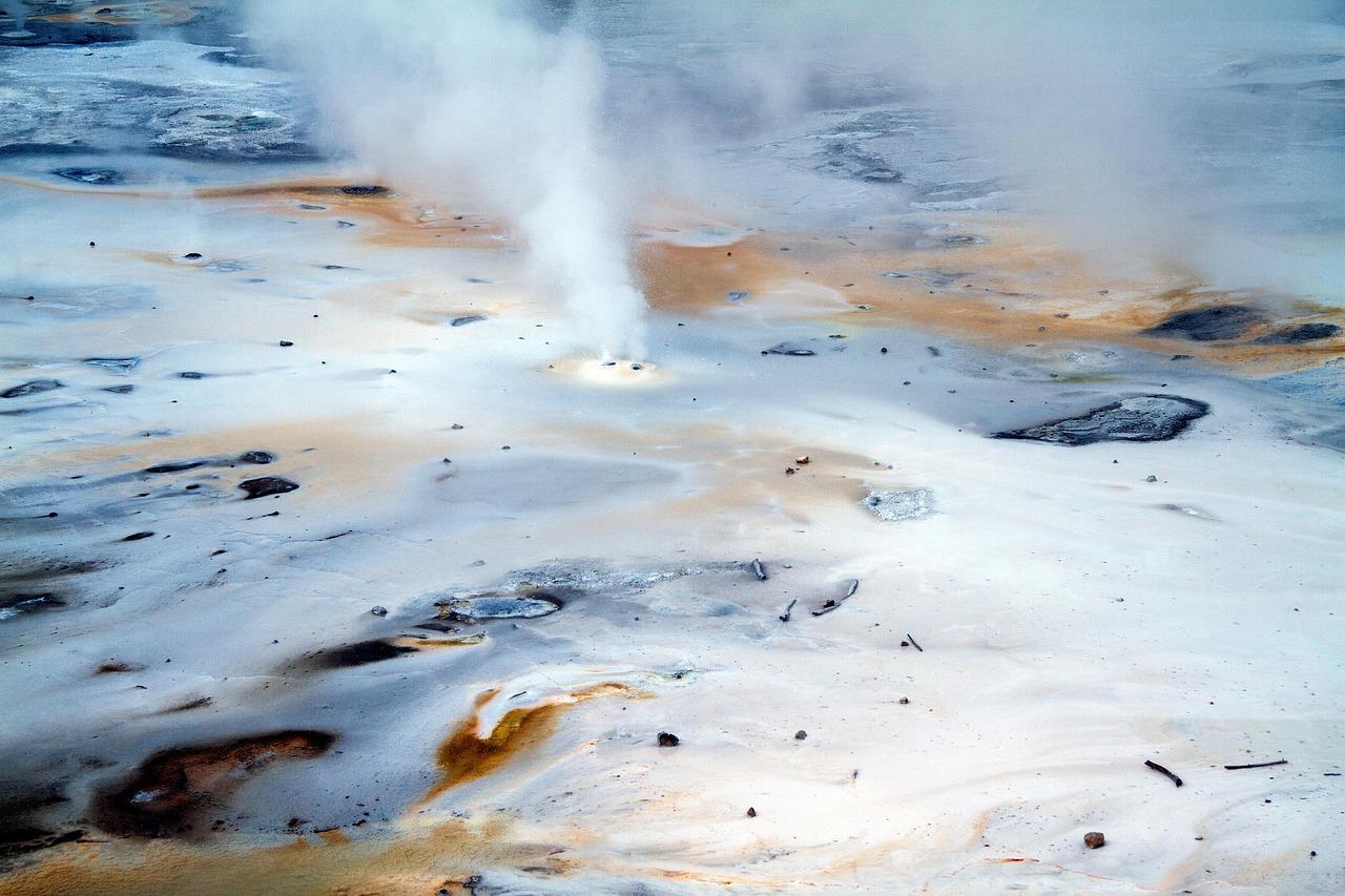 Widok na gejzery w Parku Narodowym Yellowstone
