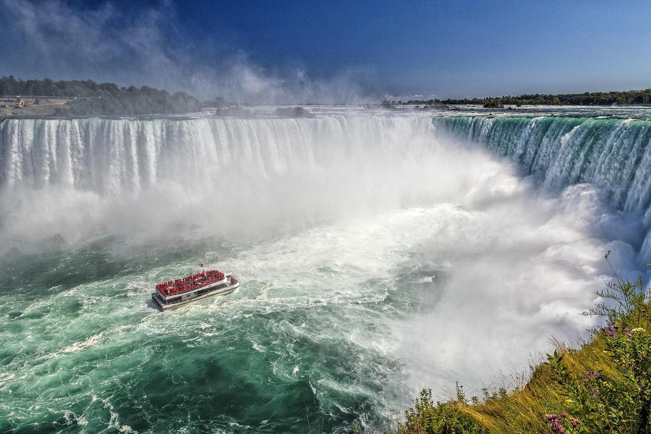 Wodospady Niagara otoczone mgłą