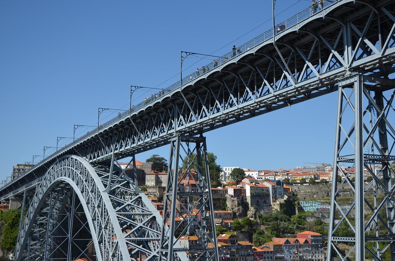 Most Dom Luís I w Porto o zachodzie słońca
