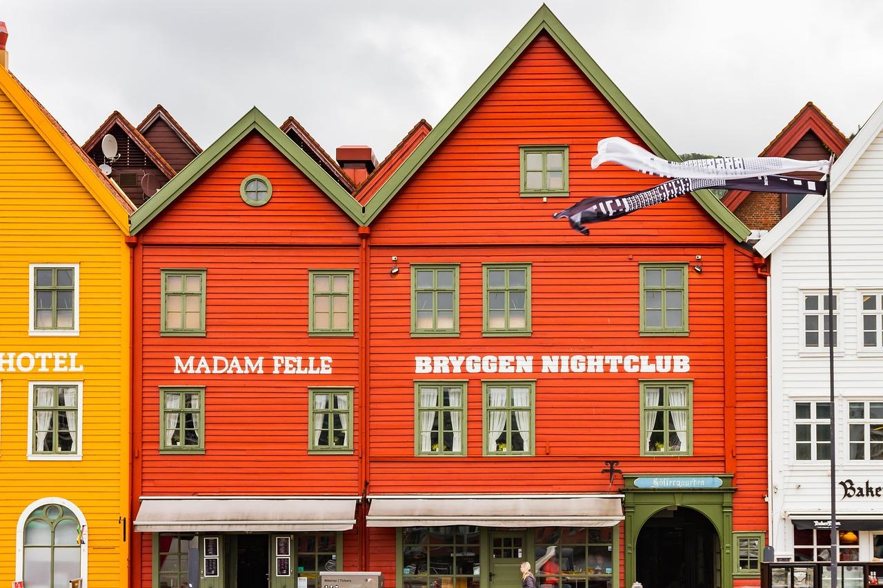 Kolorowe domy w dzielnicy Bryggen