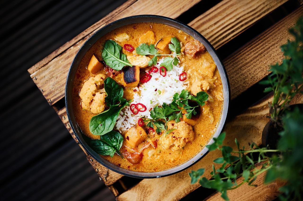Potrawy kuchni indo-fidżańskiej serwowane w restauracji