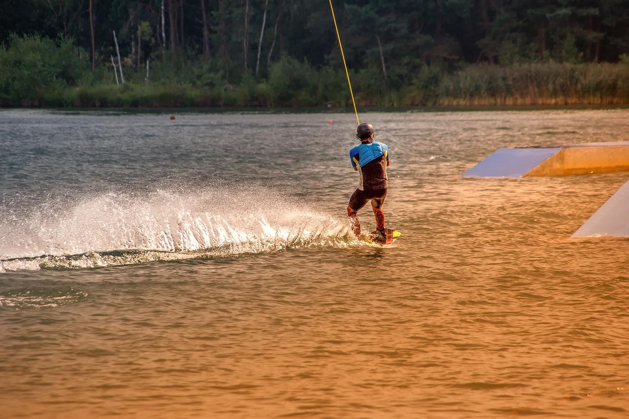 Osoba uprawiająca sporty wodne