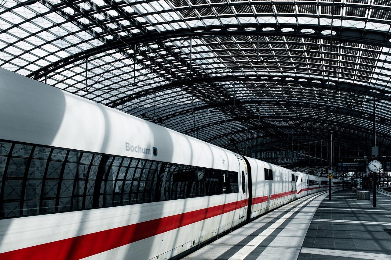 Berlin: jak dojechać i gdzie spać — przejrzysty plan?