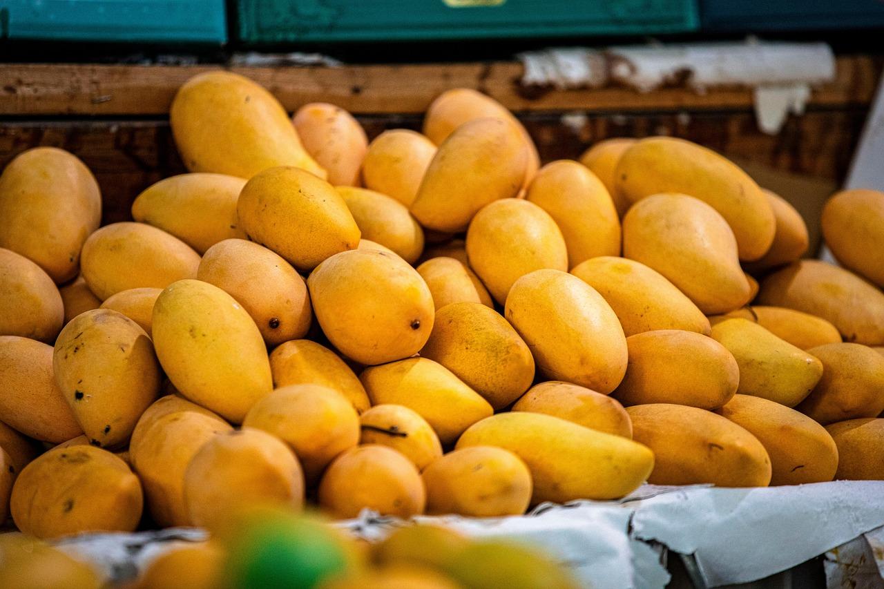 Witryny na Viktualienmarkt z lokalnymi przysmakami