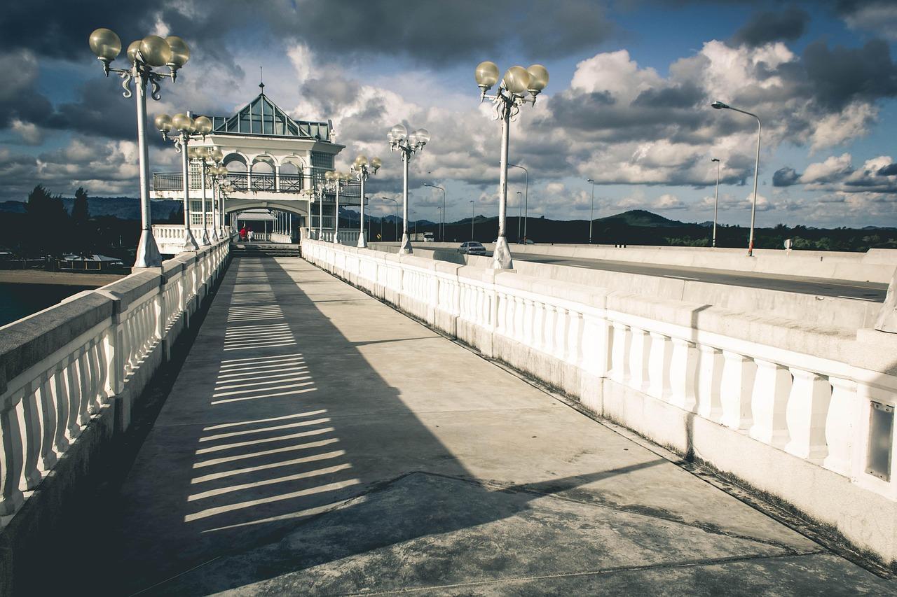Widok na plażę w Phuket podczas zachodu słońca