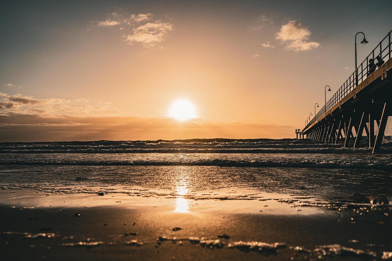 Zachód słońca na plaży Petitenget z widokiem na świątynię