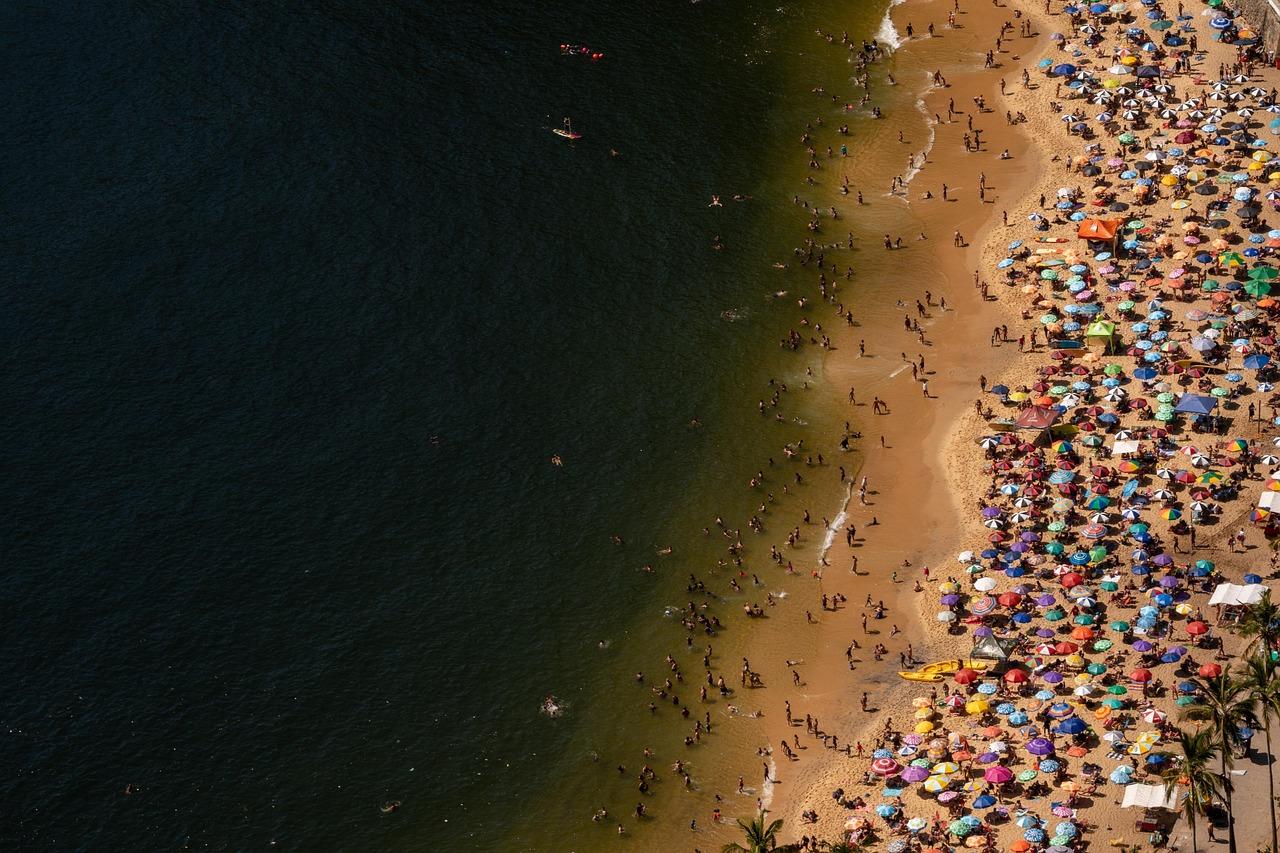 Widok na plażę w Praia podczas zachodu słońca