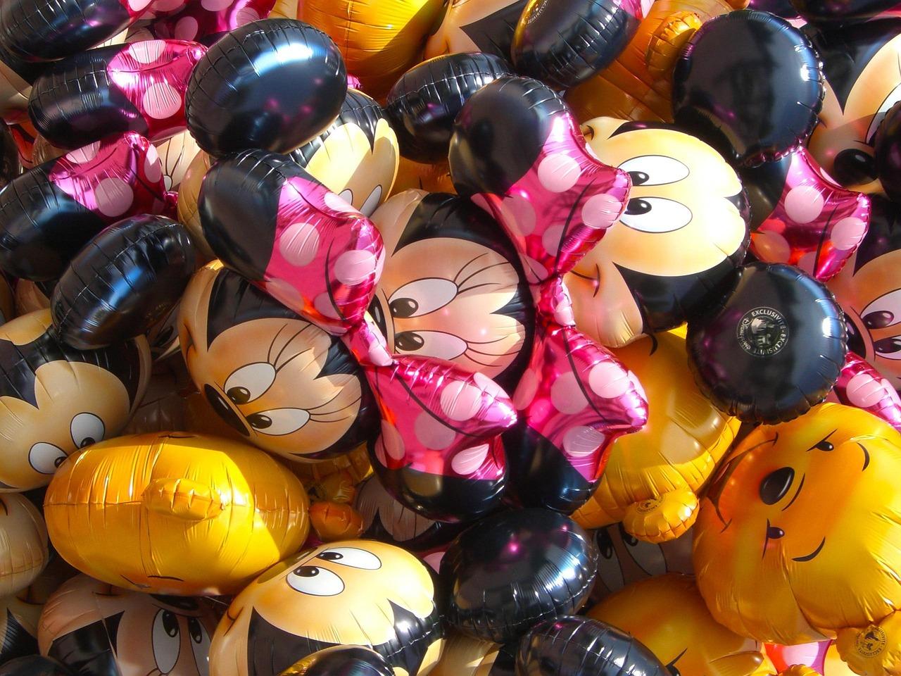 Rodzina w Disneylandzie cieszy się zabawą