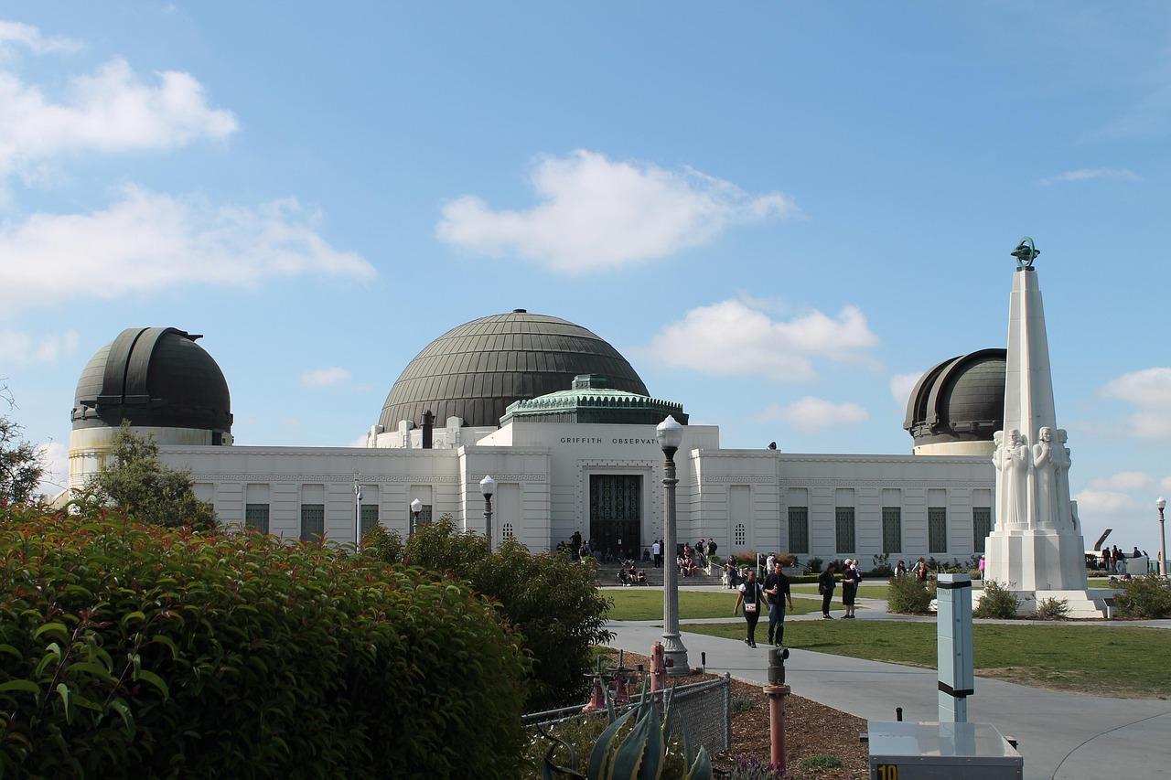 Griffith Observatory z widokiem na znak Hollywood