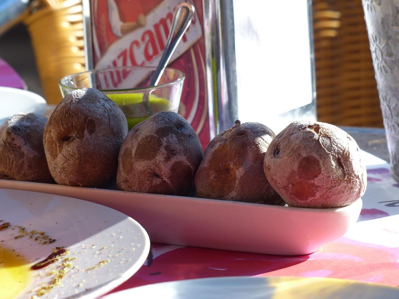 Papas Arrugadas z sosem mojo na talerzu