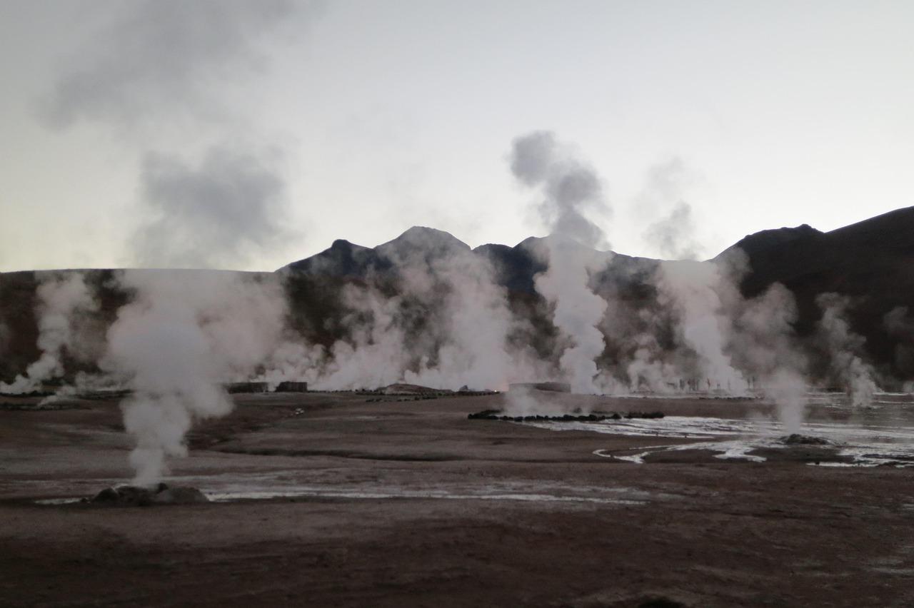 Gejzery El Tatio o wschodzie słońca