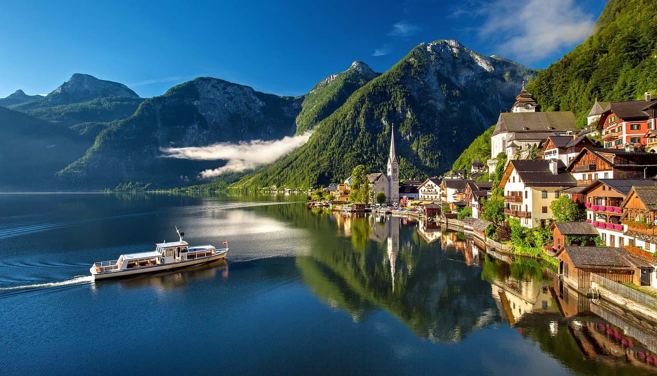 Turysta z plecakiem w Alpach