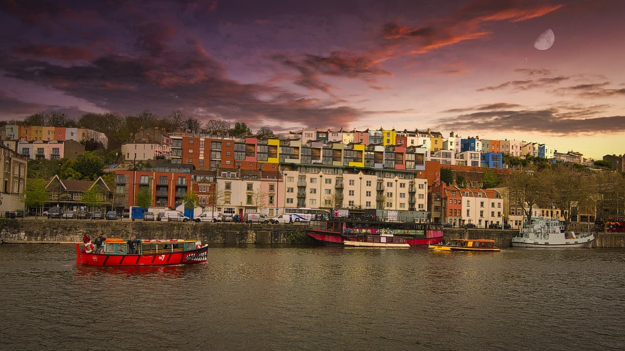 Bristol: jak dojechać i gdzie spać — przejrzysty plan?