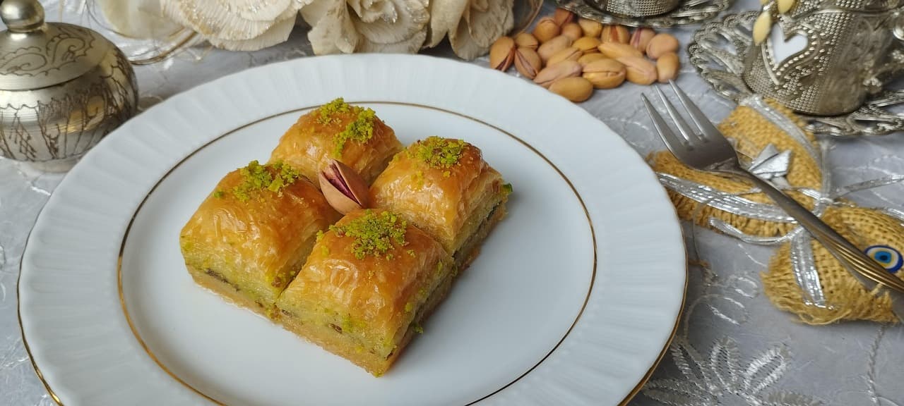 Tradycyjna baklava na talerzu