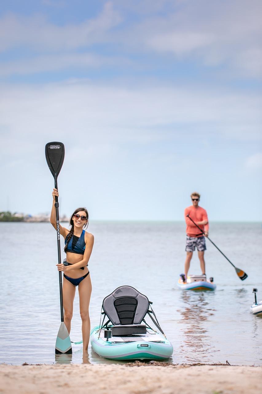 Osoba uprawiająca paddleboarding w Miami
