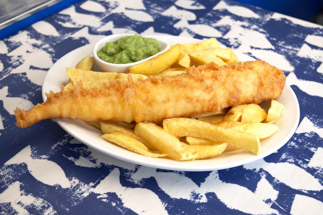 Fish and chips serwowane w The Mayfair Chippy