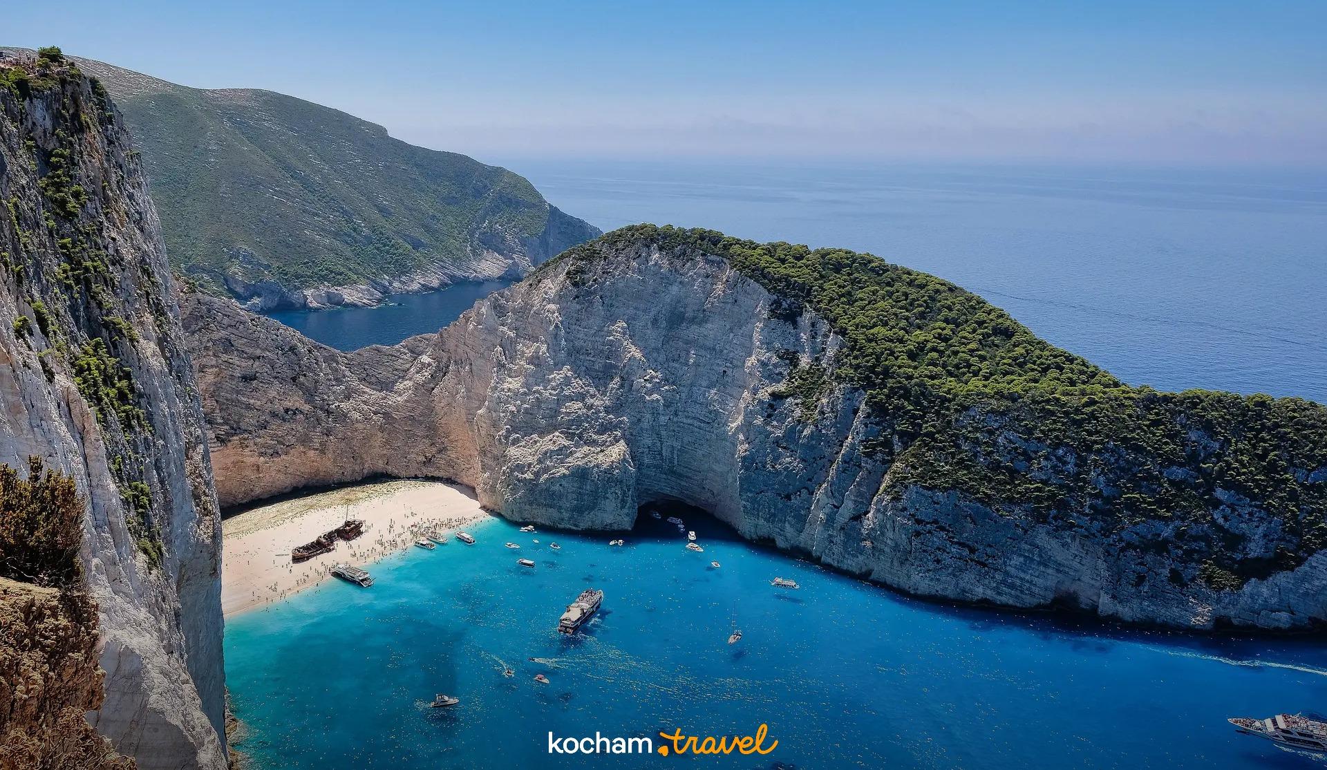 Malownicza Plaża Navagio z wrakiem statku na greckiej wyspie Zakintos.